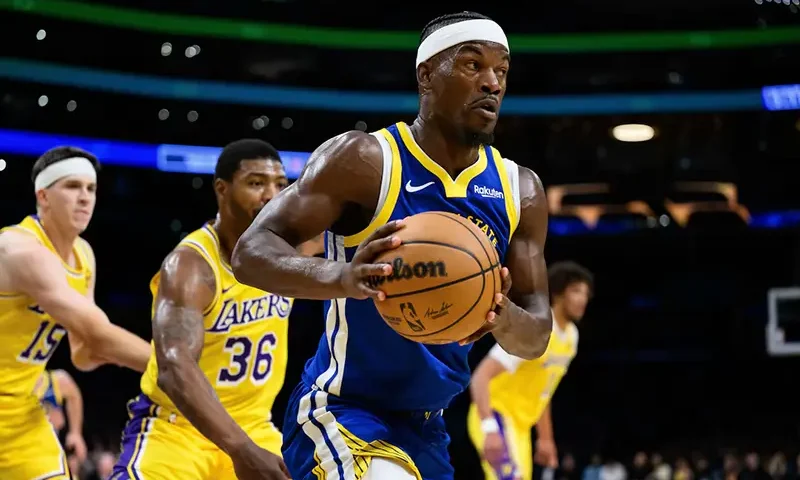 Golden State Warriors forward Jimmy Butler III (10) looks to pass during the second half against the Los Angeles Lakers at Crypto.com Arena. Mandatory Credit: William Liang-Imagn Images
