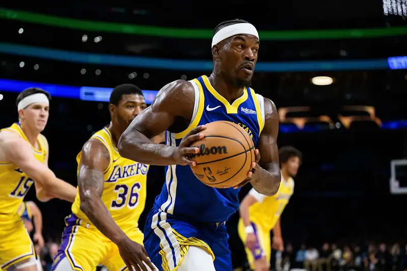 Golden State Warriors forward Jimmy Butler III (10) looks to pass during the second half against the Los Angeles Lakers at Crypto.com Arena. Mandatory Credit: William Liang-Imagn Images