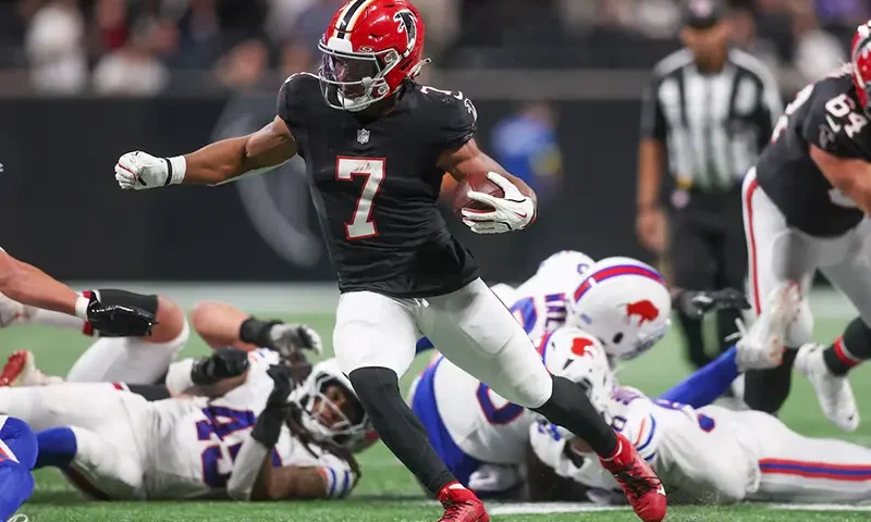 Atlanta Falcons running back Bijan Robinson (7) carries the ball against the Buffalo Bills during the first half of a game at Mercedes-Benz Stadium. Mandatory Credit: Brett Davis-Imagn Images