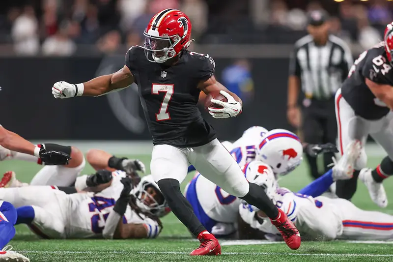 Atlanta Falcons running back Bijan Robinson (7) carries the ball against the Buffalo Bills during the first half of a game at Mercedes-Benz Stadium. Mandatory Credit: Brett Davis-Imagn Images