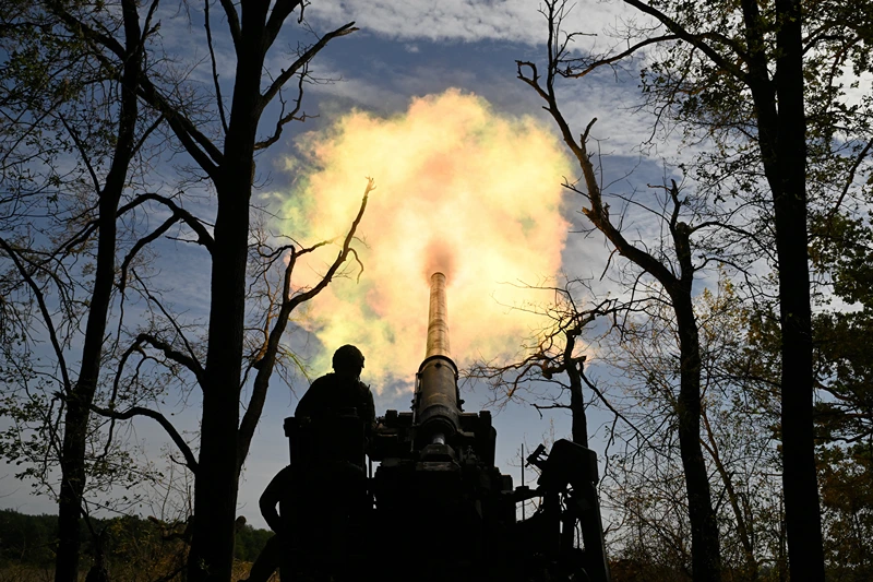 TOPSHOT - Ukrainian servicemen of the 43 Artillery Brigade fire a 2S7 Pion self-propelled cannon towards Russian positions at a front line in the Donetsk region on September 27, 2024, amid the Russian invasion of Ukraine. (Photo by Genya SAVILOV / AFP) (Photo by GENYA SAVILOV/AFP via Getty Images)