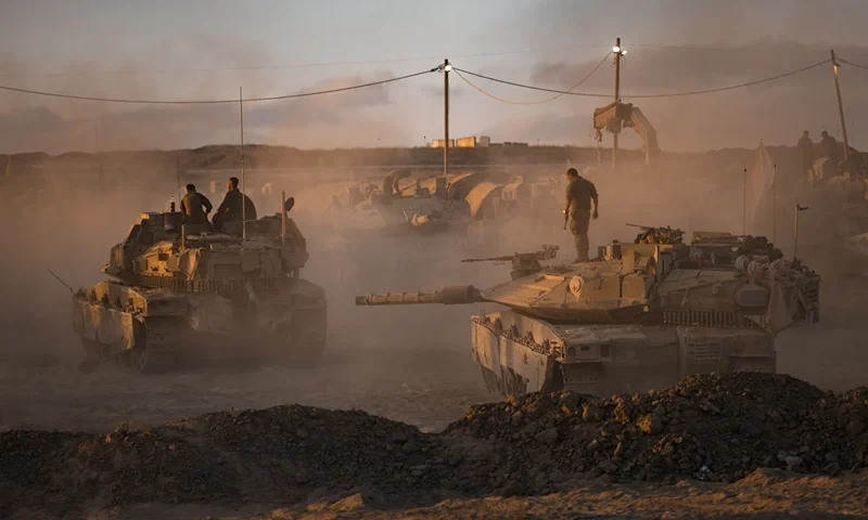 GAZA BORDER, ISRAEL - AUGUST 18: IDF soldiers prepare tanks on August 18, 2025 near the Gaza Strip's northern borders, Israel. On Monday it was reported that Hamas has agreed to the most recent ceasefire and hostage release proposal with Israel. Meanwhile, Israel has continued carrying out strikes in Gaza as part of Prime Minister Benjamin Netanyahu's plan to expand the IDF offensive to fully occupy the enclave. The move has been met with widespread condemnation by the international community, as well as hostage families, who say the operation will further endanger the 20 or hostages still believed to be held alive by Hamas in Gaza, as well as one million Palestinians in Gaza City, who are already facing displacement and an acute hunger crisis. (Photo by Elke Scholiers/Getty Images)
