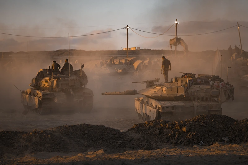 GAZA BORDER, ISRAEL - AUGUST 18: IDF soldiers prepare tanks on August 18, 2025 near the Gaza Strip's northern borders, Israel. On Monday it was reported that Hamas has agreed to the most recent ceasefire and hostage release proposal with Israel. Meanwhile, Israel has continued carrying out strikes in Gaza as part of Prime Minister Benjamin Netanyahu's plan to expand the IDF offensive to fully occupy the enclave. The move has been met with widespread condemnation by the international community, as well as hostage families, who say the operation will further endanger the 20 or hostages still believed to be held alive by Hamas in Gaza, as well as one million Palestinians in Gaza City, who are already facing displacement and an acute hunger crisis. (Photo by Elke Scholiers/Getty Images)