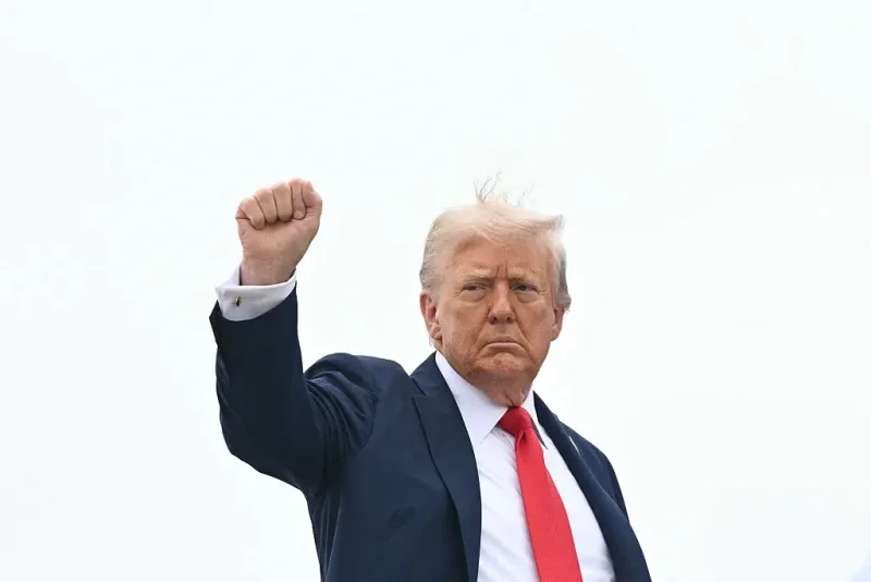 US President Donald Trump raises a fist as he makes his way to board Air Force One before departing from Joint Base Andrews in Maryland on September 21, 2025. Trump is heading to Glendale, Arizona to attend the public memorial service for Charlie Kirk. (Photo by Mandel NGAN / AFP) (Photo by MANDEL NGAN/AFP via Getty Images)