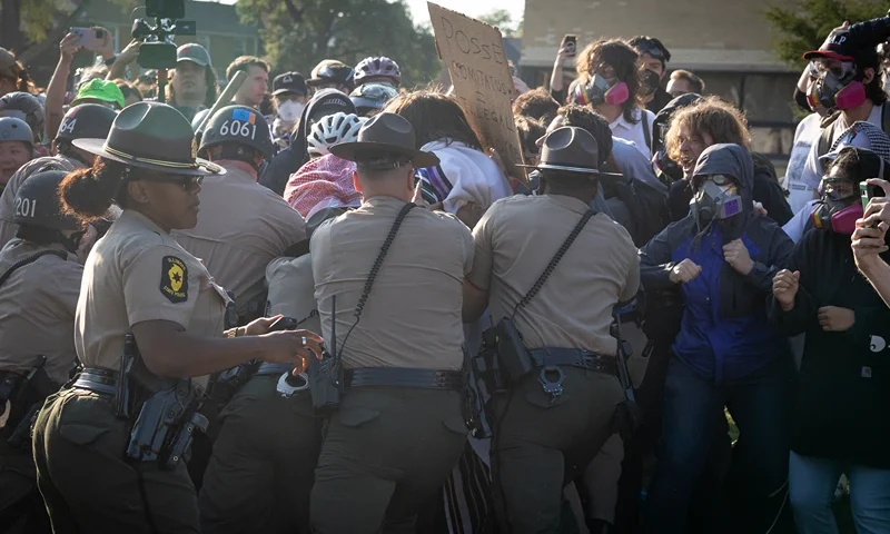 BROADVIEW, ILLINOIS - OCTOBER 03: Police clash with demonstrators during a protest outside an immigrant processing and detention center on October 03, 2025 in Broadview, Illinois. The site has been the target of frequent protests as federal law enforcement agents continue Operation Midway Blitz in the Chicago area, an operation designed to apprehend and deport undocumented immigrants living in the area. (Photo by Scott Olson/Getty Images)