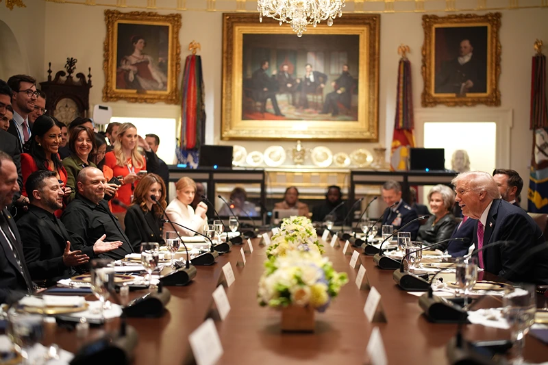 WASHINGTON, DC - OCTOBER 17: U.S. President Donald Trump (R) speaks with Ukrainian President Volodymyr Zelensky (L) during a lunch meeting at the White House on October 17, 2025, in Washington, DC. President Trump, fresh off a ceasefire agreement between Israel and Hamas, is hosting President Zelensky for a bilateral lunch in the Cabinet Room in hopes of advancing a peace deal between Russia and Ukraine. (Photo by Andrew Harnik/Getty Images)