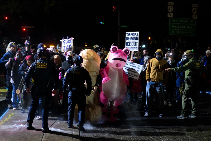PORTLAND, OREGON - OCTOBER 18: Anti-I.C.E. protesters clash with federal agents at the U.S. Immigration and Customs Enforcement building on October 18, 2025 in Portland, Oregon. Organizers expect millions to participate in cities and towns across the nation for the second "No Kings" protest to denounce the Trump administration. (Photo by Mathieu Lewis-Rolland/Getty Images)