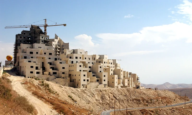 MA'ALE ADUMIM, WEST BANK - OCTOBER 16: New houses are seen under construction October 16, 2003 in the Jewish settlement of Ma'ale Adumim, West Bank. The first phase of the road map requires Israel to stop confiscating Palestinian land and to freeze all settlement activity. Ma'ale Adumim has grown from 23 families and a few tents and mobile homes in 1975 to nearly 30,000 residents, most of whom commute to work in nearby Jerusalem. (Photo by Marco Di Lauro/Getty Images)