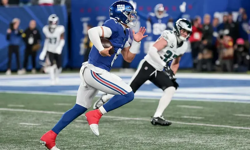 New York Giants quarterback Jaxson Dart (6) scrambles for a touchdown against the Philadelphia Eagles during the first quarter of the game at MetLife Stadium. Mandatory Credit: Vincent Carchietta-Imagn Images