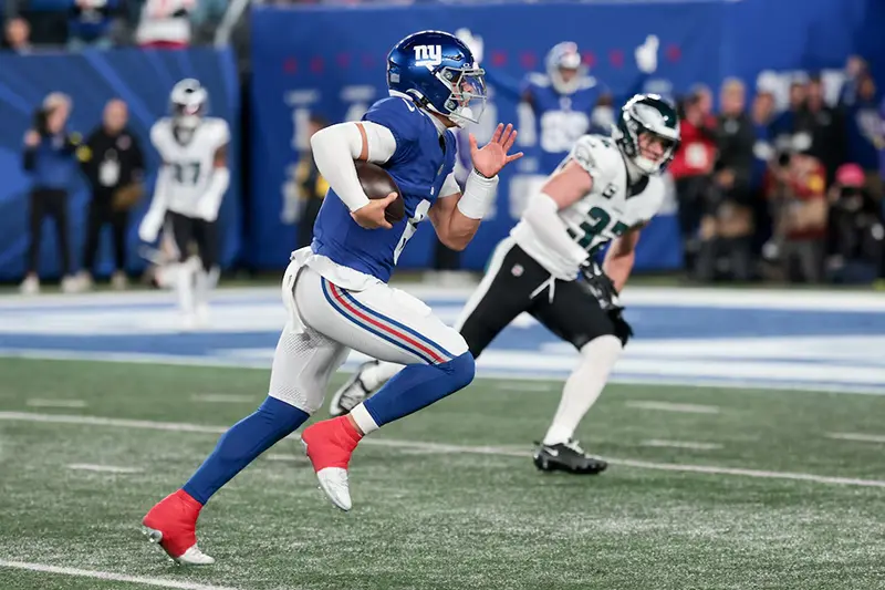 New York Giants quarterback Jaxson Dart (6) scrambles for a touchdown against the Philadelphia Eagles during the first quarter of the game at MetLife Stadium. Mandatory Credit: Vincent Carchietta-Imagn Images