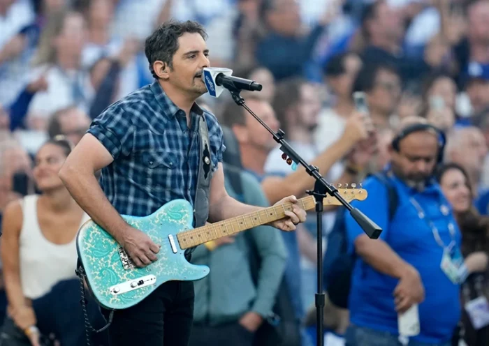 Recording artist Brad Paisley perform the national anthem prior to Game 3 of baseball’s World Series between the Toronto Blue Jays and the Los Angeles Dodgers, Monday, Oct. 27, 2025, in Los Angeles. (AP Photo/Ashley Landis)