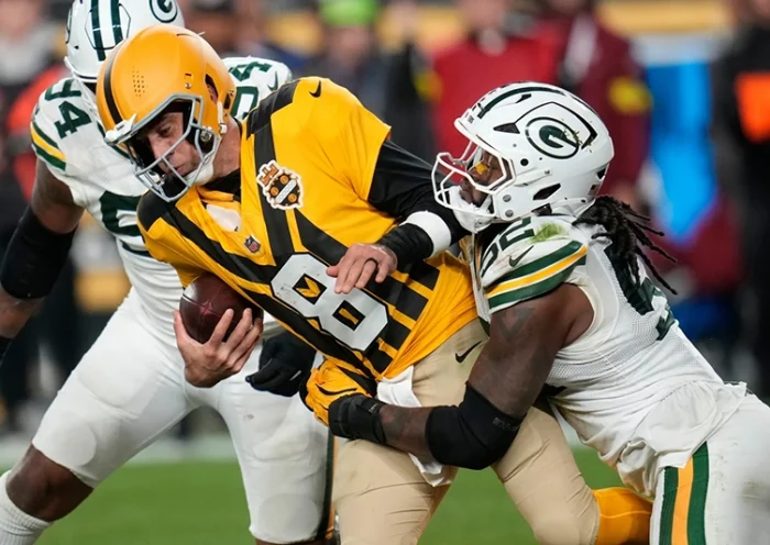 Green Bay Packers’ Rashan Gary sacks Pittsburgh Steelers’ Aaron Rodgers during the second half of an NFL football game Sunday, Oct. 26, 2025, in Pittsburgh. (AP Photo/Sue Ogrocki)