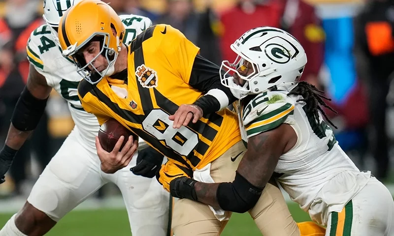 Green Bay Packers’ Rashan Gary sacks Pittsburgh Steelers’ Aaron Rodgers during the second half of an NFL football game Sunday, Oct. 26, 2025, in Pittsburgh. (AP Photo/Sue Ogrocki)