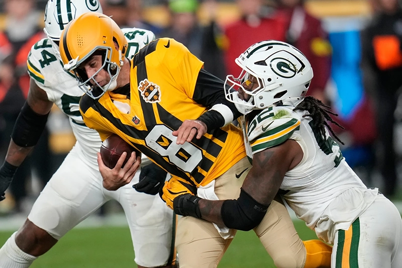 Green Bay Packers’ Rashan Gary sacks Pittsburgh Steelers’ Aaron Rodgers during the second half of an NFL football game Sunday, Oct. 26, 2025, in Pittsburgh. (AP Photo/Sue Ogrocki)