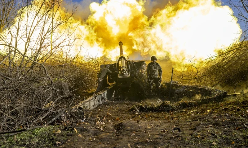 TOPSHOT - A Ukrainian soldier of an artillery unit fires towards Russian positions outside Bakhmut on November 8, 2022, amid the Russian invasion of Ukraine. (Photo by BULENT KILIC / AFP) (Photo by BULENT KILIC/AFP via Getty Images)