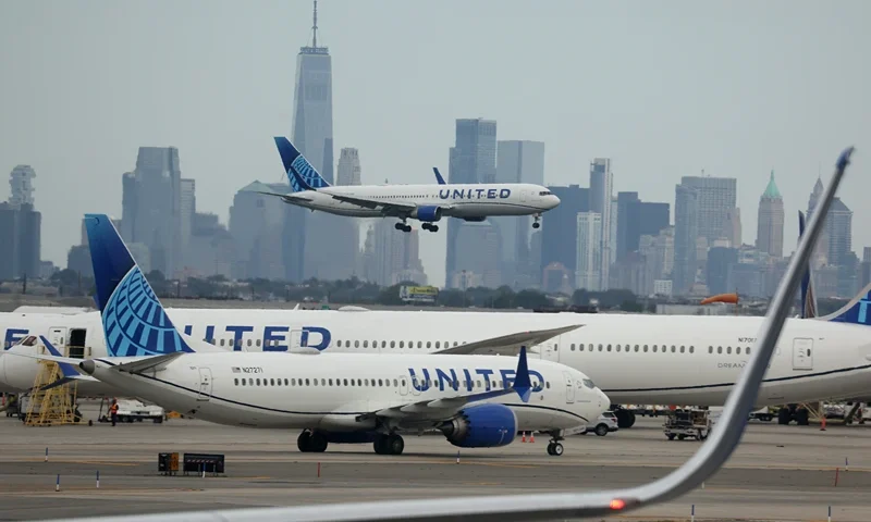 NEWARK, NEW JERSEY - SEPTEMBER 17: A United Airlines plane lands at Newark Liberty International Airport in front of the New York skyline on September 17, 2023 in Newark, New Jersey. (Photo by Justin Sullivan/Getty Images)