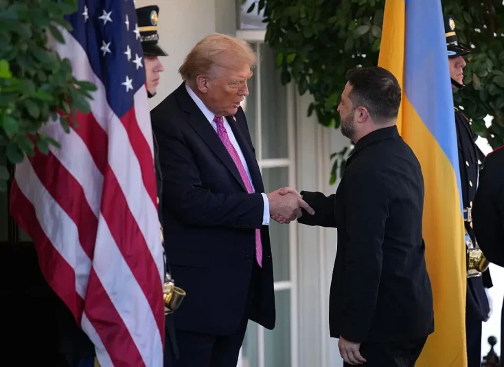 WASHINGTON, DC - OCTOBER 17: U.S. President Donald Trump (L) greets Ukrainian President Volodymyr Zelensky outside the West Wing of the White House on October 17, 2025, in Washington, DC. President Trump, fresh off a ceasefire agreement between Israel and Hamas, is hosting President Zelensky for a bilateral lunch in the Cabinet Room in hopes of advancing a peace deal between Russia and Ukraine. (Photo by Andrew Harnik/Getty Images)