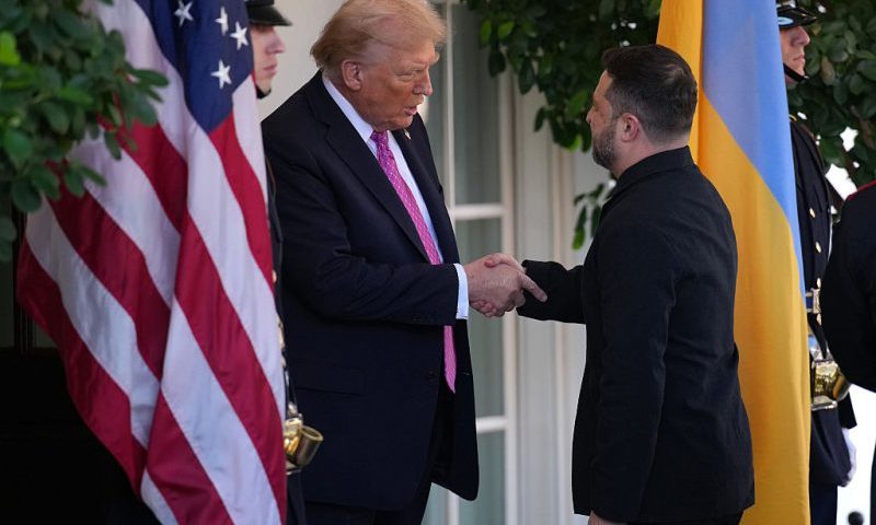 WASHINGTON, DC - OCTOBER 17: U.S. President Donald Trump (L) greets Ukrainian President Volodymyr Zelensky outside the West Wing of the White House on October 17, 2025, in Washington, DC. President Trump, fresh off a ceasefire agreement between Israel and Hamas, is hosting President Zelensky for a bilateral lunch in the Cabinet Room in hopes of advancing a peace deal between Russia and Ukraine. (Photo by Andrew Harnik/Getty Images)