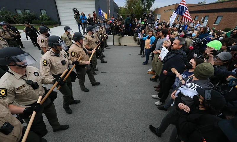BROADVIEW, ILLINOIS - OCTOBER 17: Police interact with demonstrators near the "Free Speech Zone" outside of the immigrant processing and detention center on October 17, 2025, in Broadview, Illinois. Demonstrations have been taking place outside of the facility for several weeks as the Trump administration's Operation Midway Blitz has been underway, arresting and detaining immigrants in the Chicago area. (Photo by Joe Raedle/Getty Images)