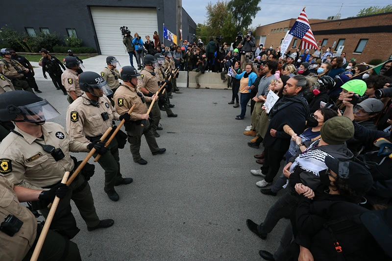 BROADVIEW, ILLINOIS - OCTOBER 17: Police interact with demonstrators near the "Free Speech Zone" outside of the immigrant processing and detention center on October 17, 2025, in Broadview, Illinois. Demonstrations have been taking place outside of the facility for several weeks as the Trump administration's Operation Midway Blitz has been underway, arresting and detaining immigrants in the Chicago area. (Photo by Joe Raedle/Getty Images)