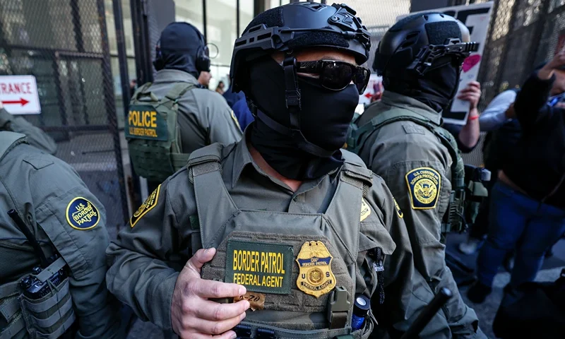 Federal agents arrive at the Dirksen Federal Building to pick up US Customs and Border Patrol Commander Gregory Bovino after his hearing at federal court in Chicago, Illinois, on October 28, 2025. Bovino was ordered to appear in federal court for violating a temporary restraining order issued by District Judge Sara Ellis that orders immigration enforcement agents to limit use of tear gas and other crowd-suppression items except when there is an imminent threat. (Photo by KAMIL KRZACZYNSKI / AFP) (Photo by KAMIL KRZACZYNSKI/AFP via Getty Images)
