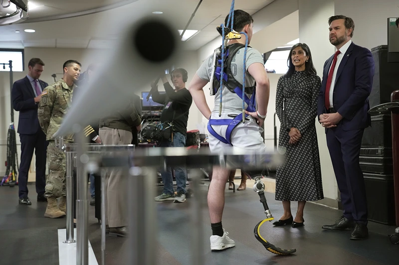 Vance visits Walter Reed Nat’l Military Medical Center to speak with service members: ‘What can we do to help in Washington?’