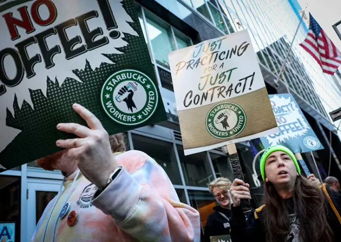 Workers picket in front of a Starbucks outlet in New York City, U.S., October 1, 2025. REUTERS/Brendan McDermid//File Photo