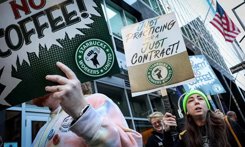 Workers picket in front of a Starbucks outlet in New York City, U.S., October 1, 2025. REUTERS/Brendan McDermid//File Photo