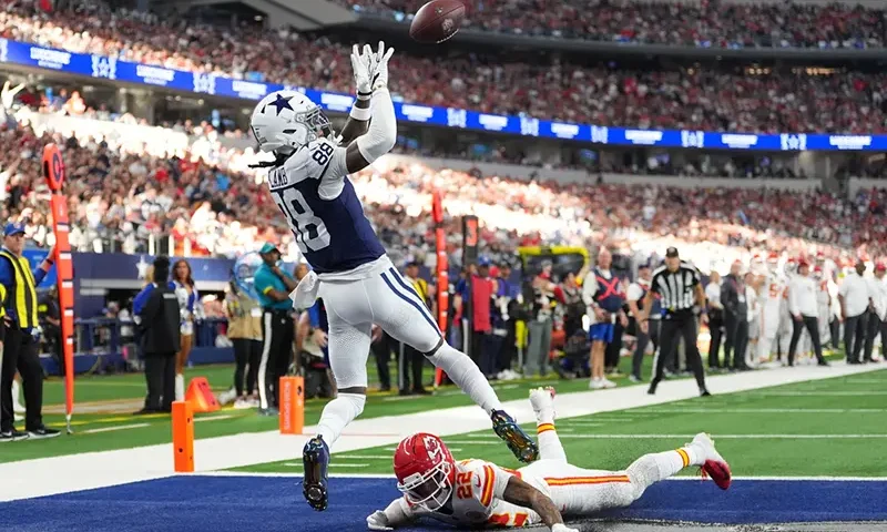 Dallas Cowboys wide receiver CeeDee Lamb (88) catches a touchdown pass as Kansas City Chiefs cornerback Trent McDuffie (22) defends during the first half of an NFL football game Thursday, Nov. 27, 2025, in Arlington, Texas. (AP Photo/Tony Gutierrez)