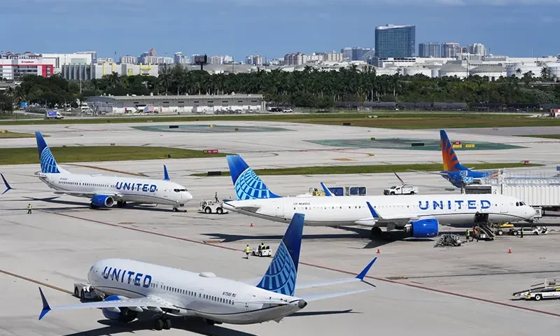 United Airlines aircraft move from the gate at Fort Lauderdale-Hollywood International Airport, Thursday, Nov. 13, 2025, in Fort Lauderdale, Fla. (AP Photo/Lynne Sladky)