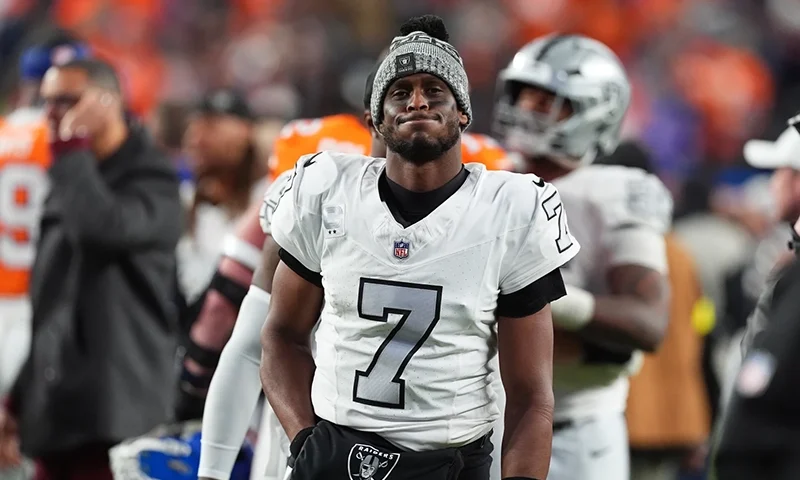 Las Vegas Raiders quarterback Geno Smith heads off the field after an NFL football game against the Denver Broncos, Thursday, Nov. 6, 2025, in Denver. (AP Photo/David Zalubowski)