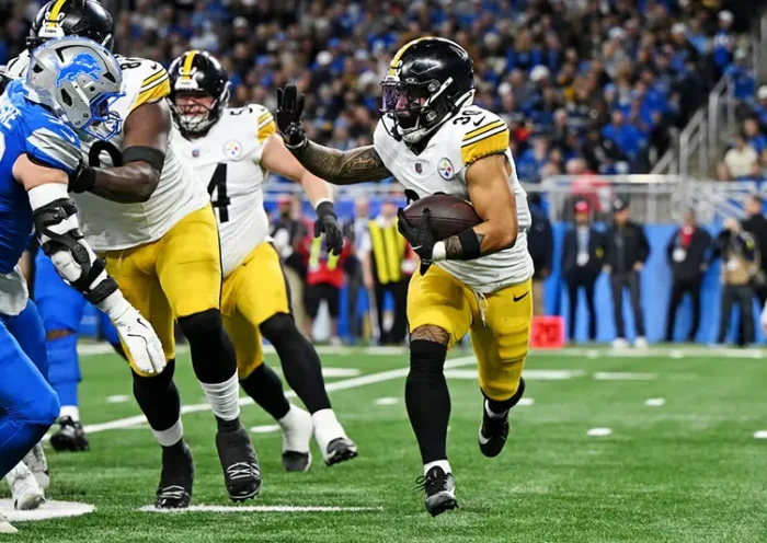 Pittsburgh Steelers running back Jaylen Warren (30) runs the ball during the third quarter against the Detroit Lions at Ford Field. Mandatory Credit: Lon Horwedel-Imagn Images