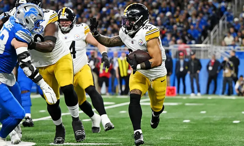 Pittsburgh Steelers running back Jaylen Warren (30) runs the ball during the third quarter against the Detroit Lions at Ford Field. Mandatory Credit: Lon Horwedel-Imagn Images