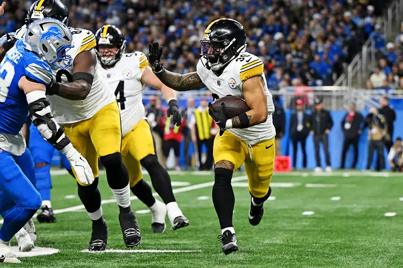 Pittsburgh Steelers running back Jaylen Warren (30) runs the ball during the third quarter against the Detroit Lions at Ford Field. Mandatory Credit: Lon Horwedel-Imagn Images
