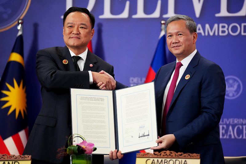 KUALA LUMPUR, MALAYSIA - OCTOBER 26: Thai Prime Minister Anutin Charnvirakul and Cambodian Prime Minister Hun Manet shake hands following the signing of a Cambodia-Thailand peace deal at Kuala Lumpur Convention Centre on October 26, 2025 in Kuala Lumpur, Malaysia. Trump is in Malaysia for the Association of Southeast Asian Nations (ASEAN) summit, and will next travel to Japan, en route to South Korea for the Asia-Pacific Economic Cooperation (APEC) forum. (Photo by Andrew Harnik/Getty Images)