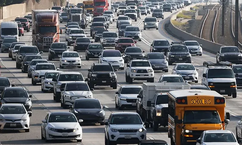 PASADENA, CALIFORNIA - DECEMBER 03: Motorists drive on Interstate 210 during the morning commute on December 03, 2025 in Pasadena, California. President Donald Trump will reportedly announce new fuel economy standards today which will roll back fuel efficiency standards put in place by former President Joe Biden. (Photo by Mario Tama/Getty Images)