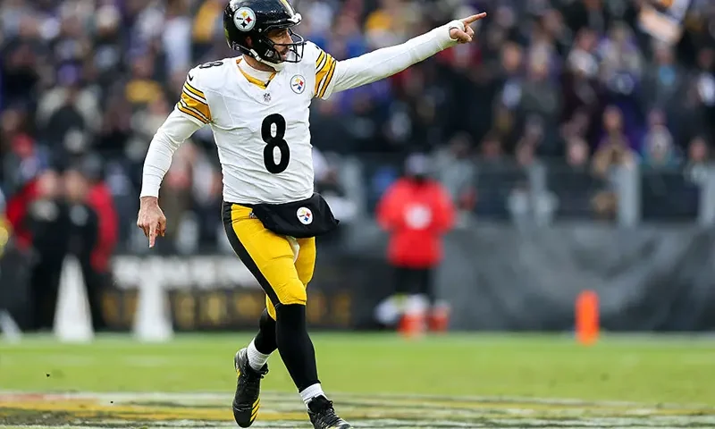 Aaron Rodgers #8 of the Pittsburgh Steelers celebrates a third quarter touchdown against the Baltimore Ravens at M&T Bank Stadium on December 07, 2025 in Baltimore, Maryland. (Photo by Patrick Smith/Getty Images)
