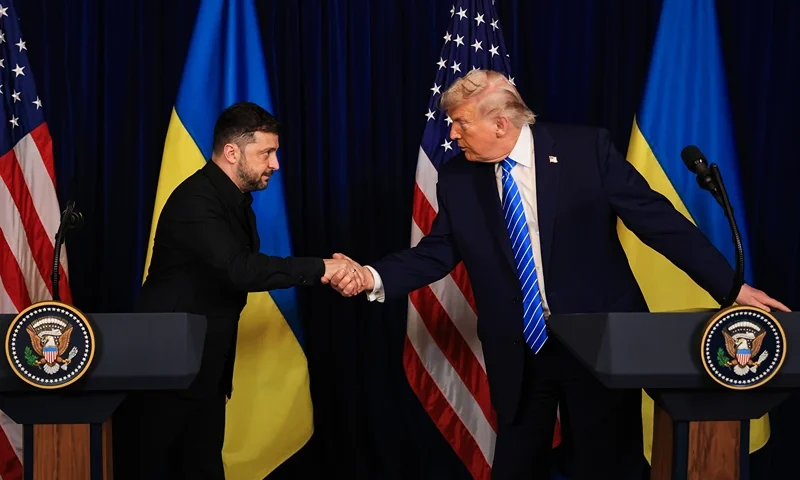 PALM BEACH, FLORIDA - DECEMBER 28: U.S. President Donald Trump and Ukrainian President Volodymyr Zelensky shake hands at a news conference following a meeting at Trump’s Mar-a-Lago club on December 28, 2025 in Palm Beach, Florida. Trump invited Zelensky to his private club to work on a U.S.-proposed peace plan to end the war in Ukraine as the conflict approaches four years since the sudden full-scale invasion by Russia on February 24, 2022. (Photo by Joe Raedle/Getty Images)