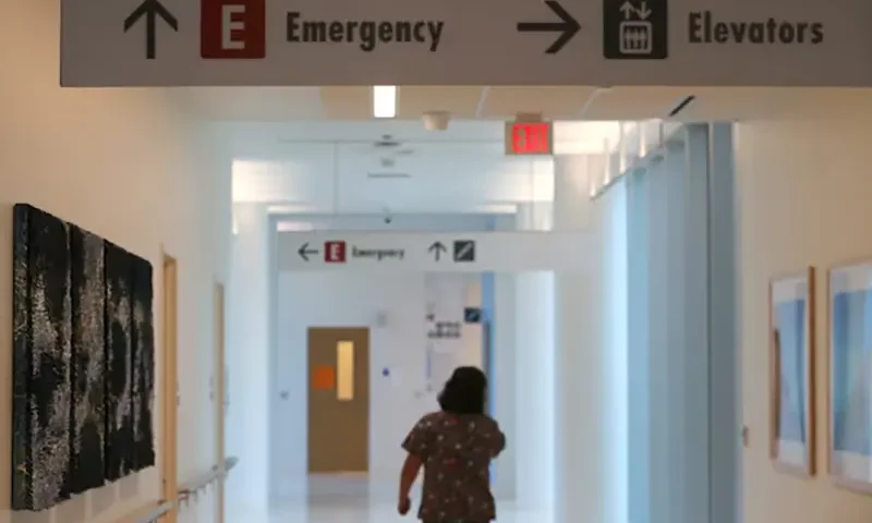 An emergency sign directs patients to the emergency room at the Kaiser Permanente San Diego Medical Center hospital in San Diego, California, U.S. , April 17, 2017. REUTERS/Mike Blake/File Photo