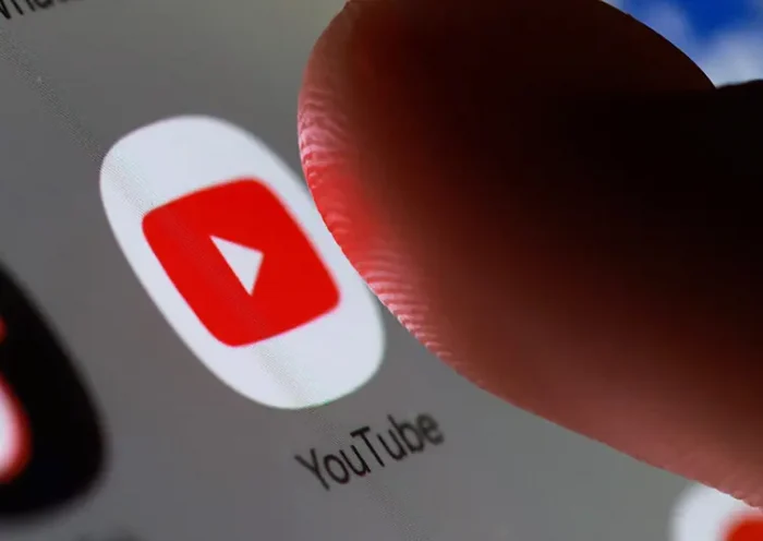The YouTube app icon on a smartphone in this illustration taken October 27, 2025. REUTERS/Dado Ruvic/Illustration