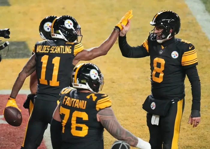 Pittsburgh Steelers’ Marquez Valdes-Scantling (11), Aaron Rodgers (8) and Troy Fautanu (76) celebrate after Marquez Valdes-Scantling caught a touchdown pass in the second half of an NFL football game against the Miami Dolphins in Pittsburgh, Monday, Dec. 15, 2025. (AP Photo/Gene J. Puskar)