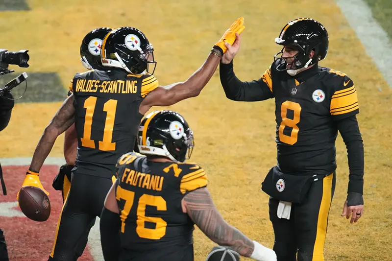 Pittsburgh Steelers’ Marquez Valdes-Scantling (11), Aaron Rodgers (8) and Troy Fautanu (76) celebrate after Marquez Valdes-Scantling caught a touchdown pass in the second half of an NFL football game against the Miami Dolphins in Pittsburgh, Monday, Dec. 15, 2025. (AP Photo/Gene J. Puskar)