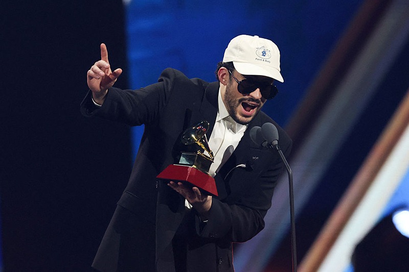 TOPSHOT - Puerto Rican singer Bad Bunny accepts the Album of the Year award for "DeBI TIRAR MaS FOToS" during the 26th Annual Latin Grammy Awards at the MGM Grand Garden Arena in Las Vegas, Nevada on November 13, 2025. (Photo by VALERIE MACON / AFP) / RESTRICTED TO EDITORIAL USE (Photo by VALERIE MACON/AFP via Getty Images)