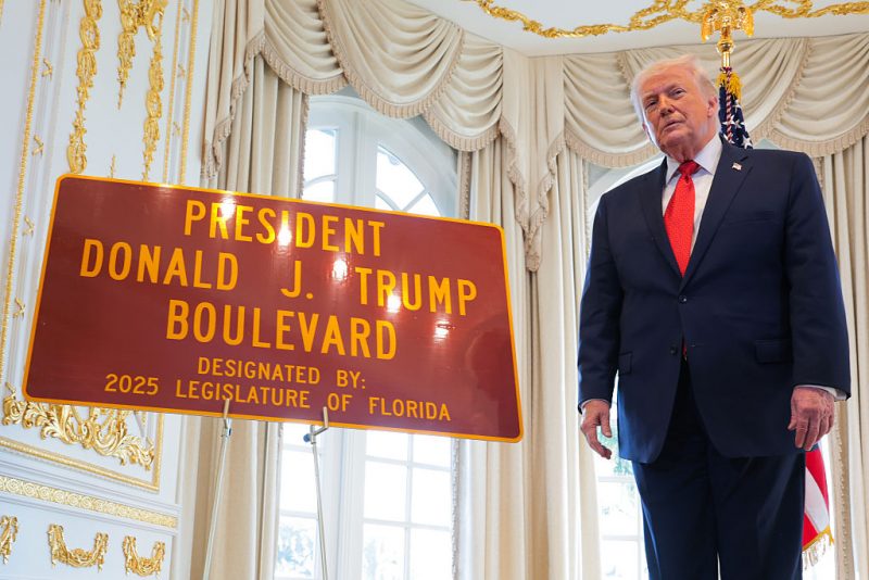 Trump attends dedication ceremony to rename roadway from Palm Beach Int’l Airport to Mar-a-Lago in his honor