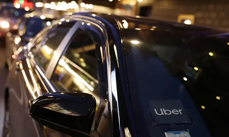 The logo for Uber Technologies is seen on a vehicle in Manhattan, New York City, New York, U.S., November 17, 2021. REUTERS/Andrew Kelly