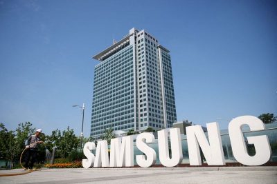 FILE PHOTO: A worker waters a flower bed next to the logo of Samsung Electronics during a media tour at Samsung Electronics' headquarters in Suwon, South Korea, June 13, 2023. REUTERS/Kim Hong-Ji/File Photo